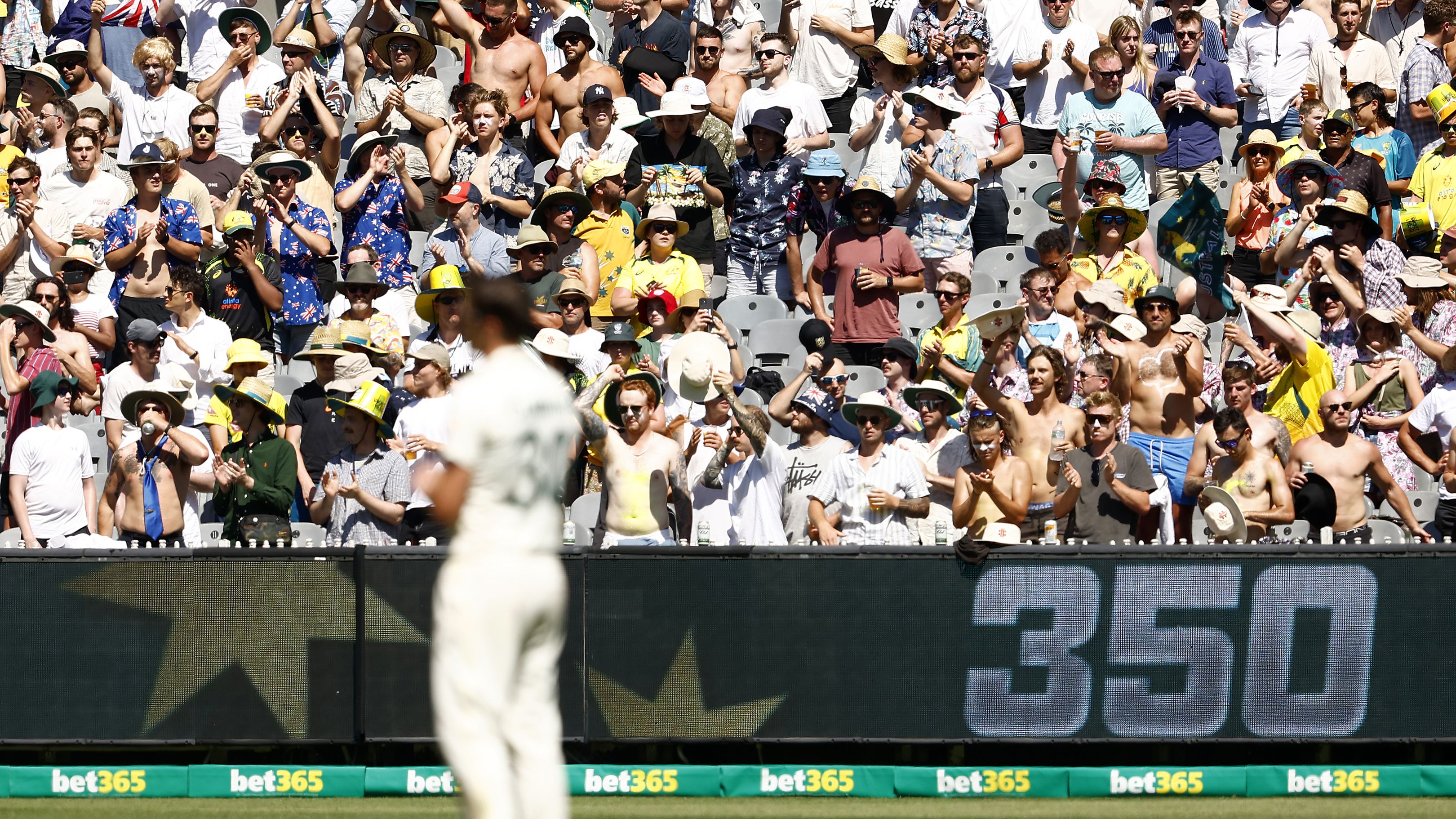 Spectators applaud in a tribute to Shane Warne during day one of the MCG Test. (Photo by Darrian Traynor/Getty Images)