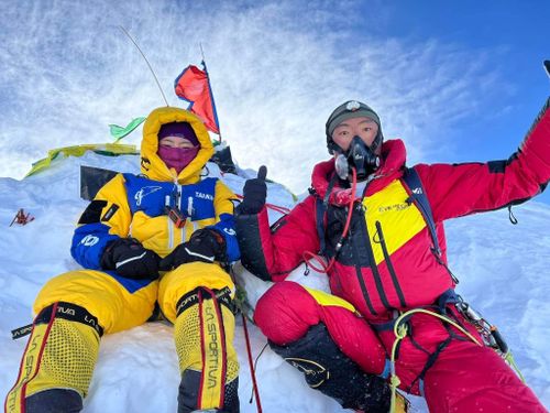 Une photo de Grace Tseng et d'un des sherpas qui l'ont aidée à atteindre le sommet du Manaslu au Népal.