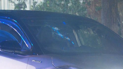 Um tiro foi disparado contra um carro.