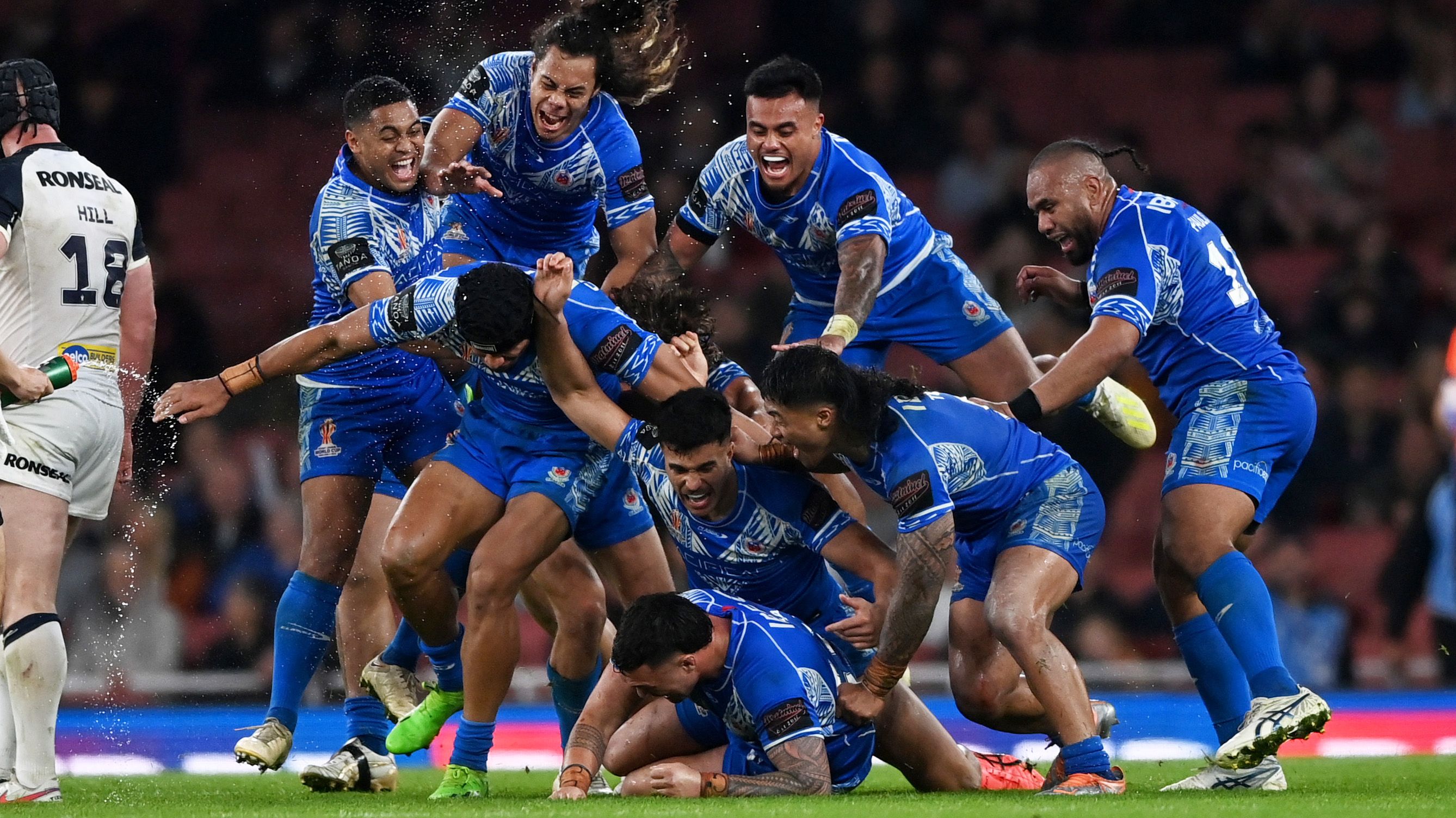 Samoa celebrate after Stephen Crichton kicked the winning golden point drop goal to win the Rugby League World Cup Semi-Final match between England and Samoa at Emirates Stadium on November 12, 2022 in London, England. (Photo by Gareth Copley/Getty Images)