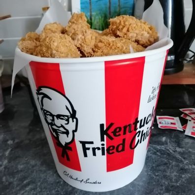 Aussie mum reveals how she turned Coles mud cakes into 'KFC bucket of chicken' dessert