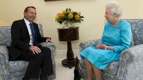 Tony Abbott snubbed by the Queen during UK trip: report