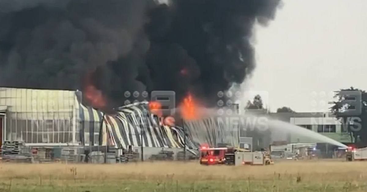 Workers forced to flee as fire engulfs large Melbourne factory – 9News