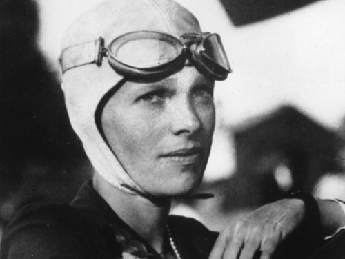 阿米莉亚·埃尔哈特是第一位独自飞越大西洋的女性。