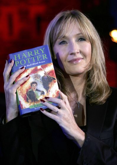 J.K. Rowling ține în mână cartea Harry Potter