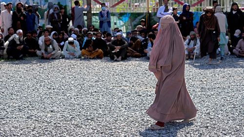 Alle donne afghane è stato ordinato di coprirsi dai talebani.