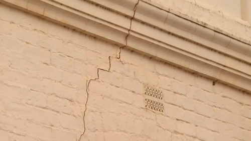 Cracks appeared in buildings after the earthquake hit. 