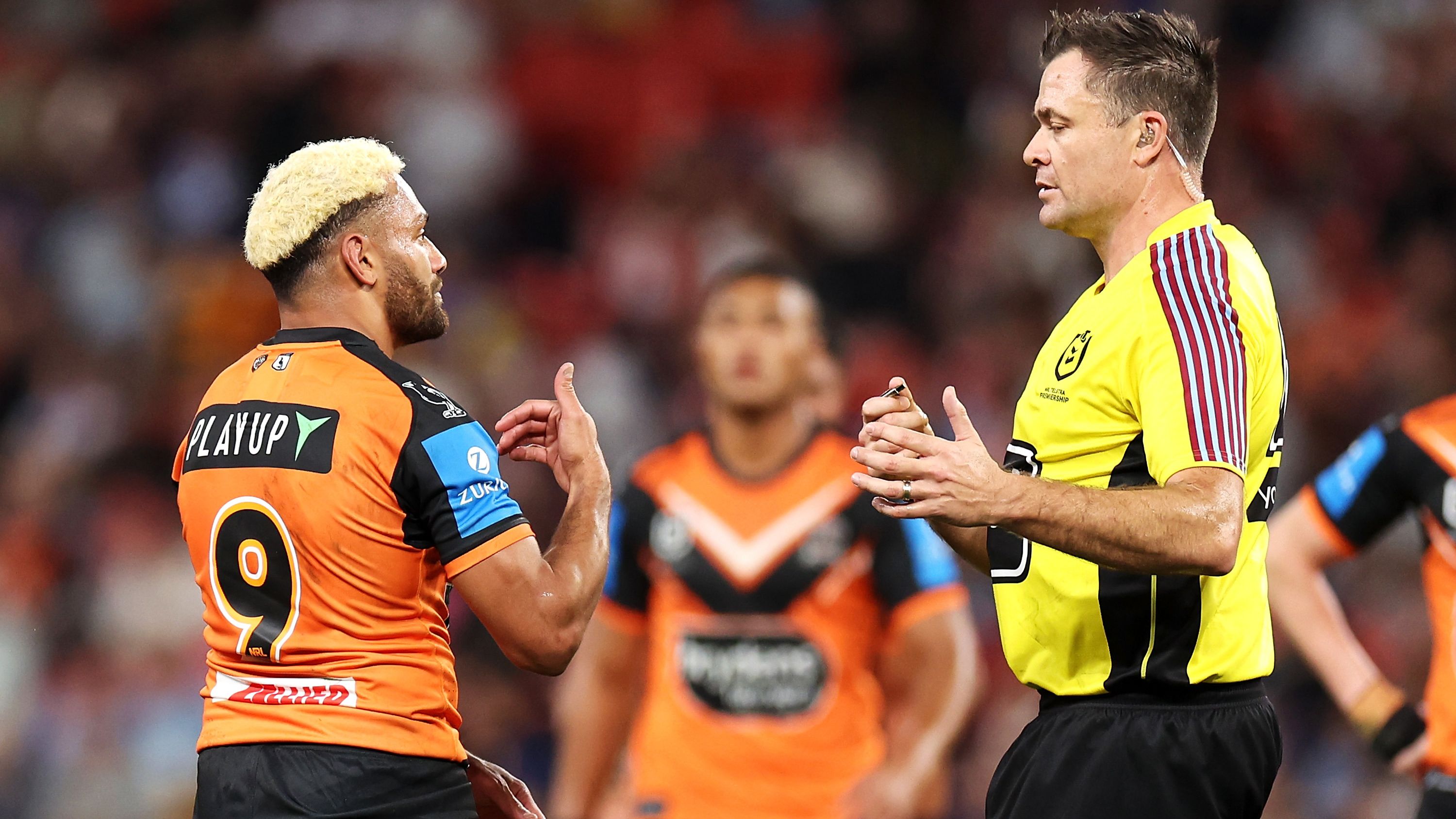 Wests Tigers suffer seventh-straight loss against Dolphins ; Brent Naden and Justin Olam sin bin; Magic Round