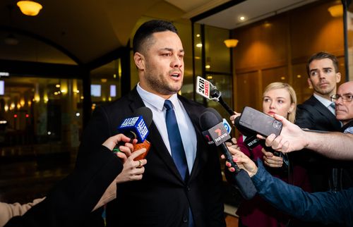 Jarryd Hayne s'adresse aux médias devant les tribunaux du centre de Downing après un verdict de culpabilité.