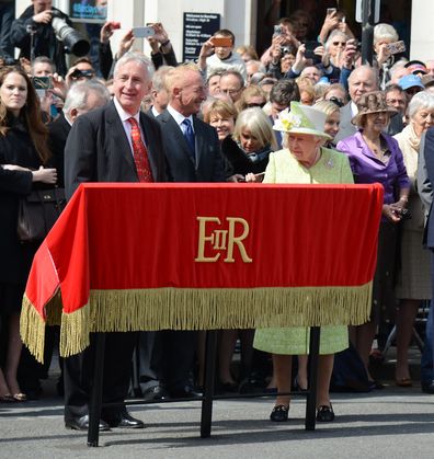 Hugo Vickers with Her Majesty, The Queen at the Commonwealth Walkway unveiling in 2016