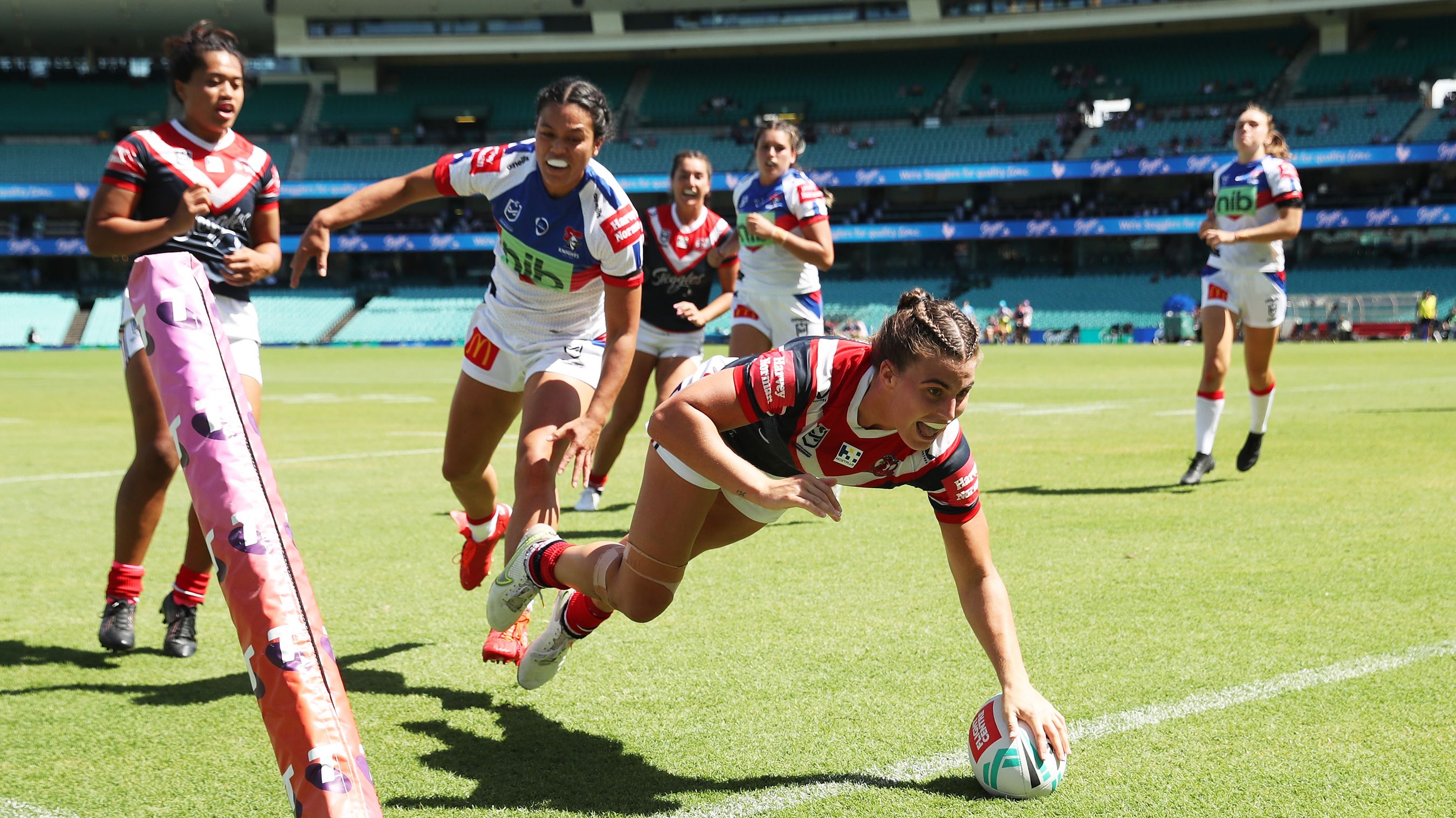 The Roosters&#x27; Jessica Sergis scores a try.