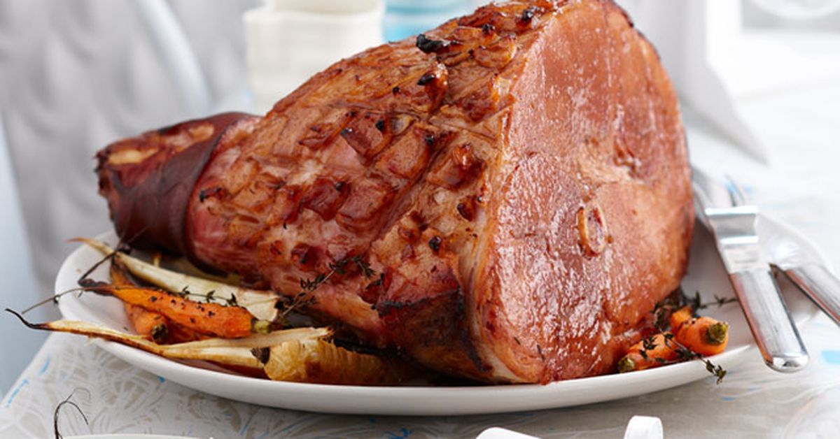 Свиная нога в духовке. Окорок свиной жареный. Окорок свиной. Окорок запеченный. Сколько жарить свиной окорок.