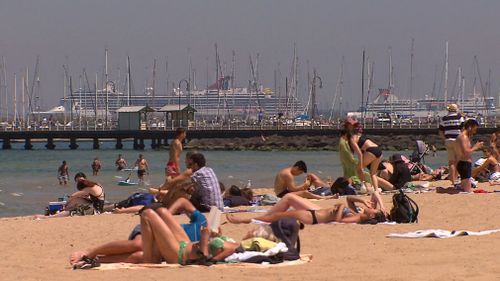 The record-breaking heatwave which crippled parts of Victoria and South Australia is now hitting Sydney, with temperatures in some parts to soar into the 40s.