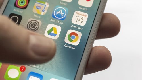 Istambul, Turquia - 14 de janeiro de 2016: Pessoa segurando uma nova Apple iPhone 6s com o aplicativo Chrome na tela. O Chrome é um serviço de navegador da web, lançado em setembro de 2008.