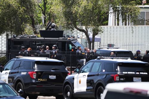 La polizia si trova sulla scena di una sparatoria fuori dal Centro Islamico di San Diego, lunedì 18 maggio 2026, a San Diego.