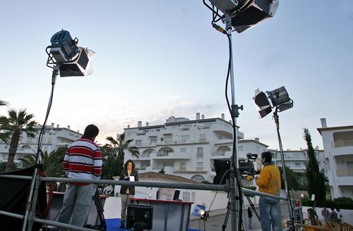 Reporters prepare to broadcast live in front of the holiday appartment where British girl Madeleine McCann disappeared one year ago in Praia da Luz beach on May 2, 2008 