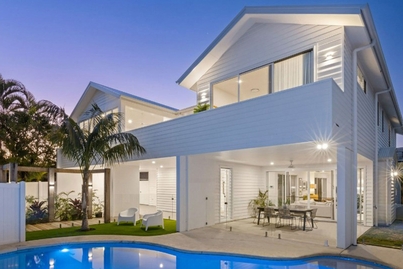 Hollywood star, influencer and professional basketballer inspect Noosa's $5.9m 'White House'