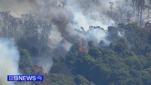 As autoridades dos bombeiros temem que a previsão de calor extremo em Victoria amanhã possa fazer com que o fogo se espalhe dramaticamente.