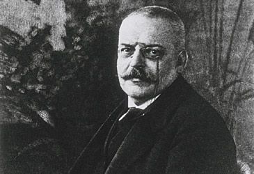 When did Alois Alzheimer publish the first description of "presenile dementia"?