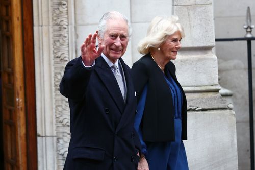 Le roi Charles III et la reine Camilla quittent la London Clinic le 29 janvier 2024 à Londres, en Angleterre, après que le roi ait été libéré suite à une procédure corrective pour une hypertrophie de la prostate.