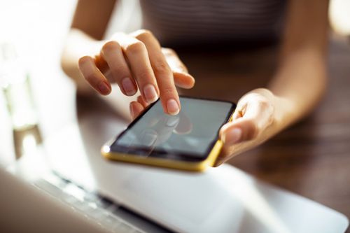 Femme vérifiant le téléphone de son mari