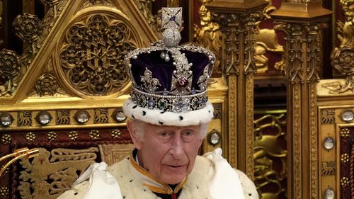 O Rei Carlos III usando a Coroa Imperial do Estado participa da Abertura Estadual do Parlamento na Câmara dos Lordes, Londres, quarta-feira, 17 de julho de 2024. (AP Photo/Kirsty Wigglesworth, Pool File)