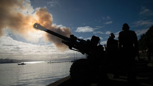 Personnel from 16th Field Regiment of the Royal Regiment of New Zealand Artillery fire ten 105mm Howitzers in a 100-gun salute during a ceremony to commemorate the centenary of World War One. (Getty)