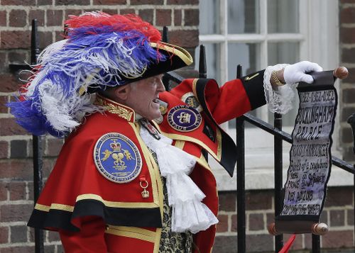 Town Crier Tony Appleton announces that the Duchess of Cambridge has given birth to a baby boy. (EPA/AAP)