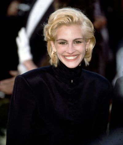 The Twiggy 'do. Roberts rocks a bright, blonde pixie on the red-carpet in 1995.