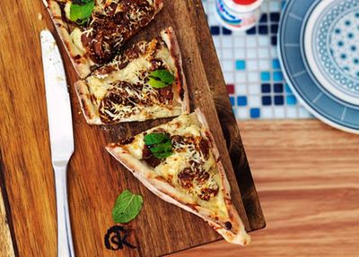 <a href="http://kitchen.nine.com.au/2016/05/05/15/48/haloumi-ricotta-and-peppered-fig-pide" target="_top">Haloumi, ricotta and peppered fig pide</a>