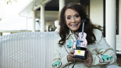 Loretta Lynn poses with her Cracker Barrels Country Legend Award at The Loretta Lynn Ranch on September 13, 2019 in Nashville, Tennessee.