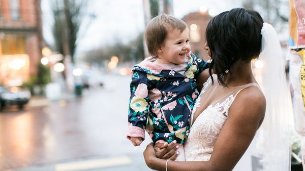 Modern fairytale: a bride on the way to her reception was mistaken for a real-life princess by this cute tot. Image: Imgur