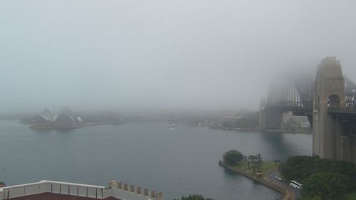 Il Sydney Harbour Bridge avvolto dalla nebbia questa mattina.