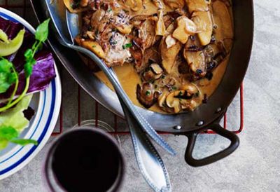 Veal escalopes with mushrooms and apples