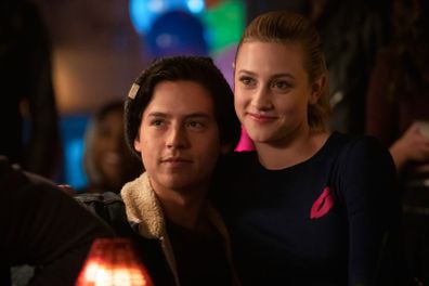 Cole Sprouse, Lili Reinhart, Riverdale, on set