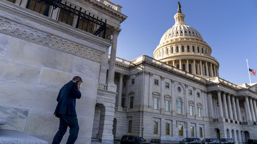 Reprezentantul Jim Jordan, R-Ohio, merge pe treptele Camerei după ce Casa a votat pentru a-l reține pe fostul avocat al Casei Albe, Steve Bannon, în disprețul Congresului. 