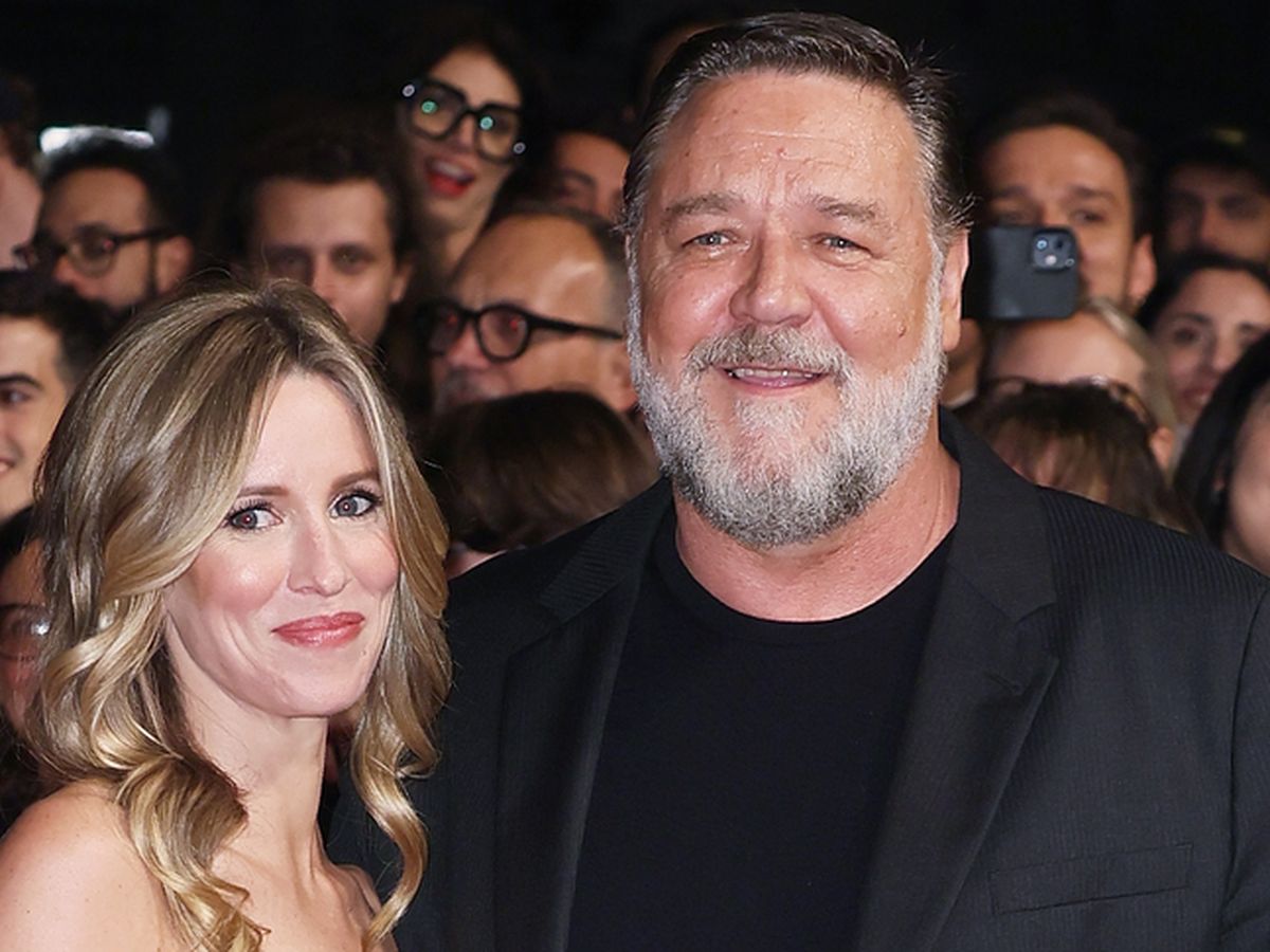 Russell Crowe Makes Red Carpet Debut With Britney Theriot: Photos