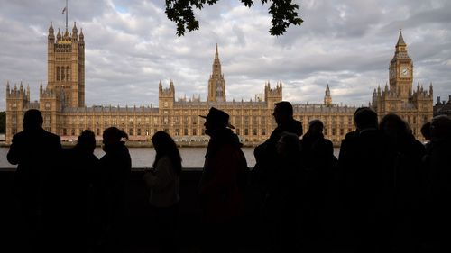 La cola fuera de Westminster.