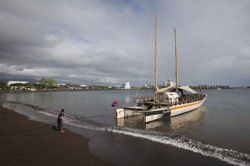 Tradycyjna łódź odpoczywa w Apia na wyspie Upolu na Samoa, 22 lipca 2015 r. 