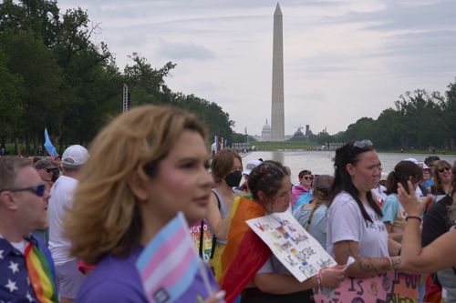 Manifestantes na Marcha Nacional da Visibilidade Trans em Washington.
