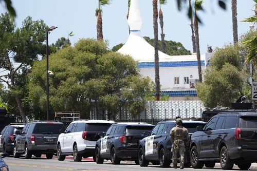 A polícia está no local de um tiroteio fora do Centro Islâmico de San Diego, segunda-feira, 18 de maio de 2026, em San Diego.