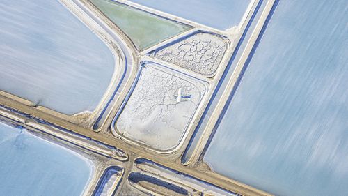 Foto aerea scattata da un piccolo aereo che mostra una salina e la lavorazione del sale Useless Loop, Shark Bay, Australia occidentale