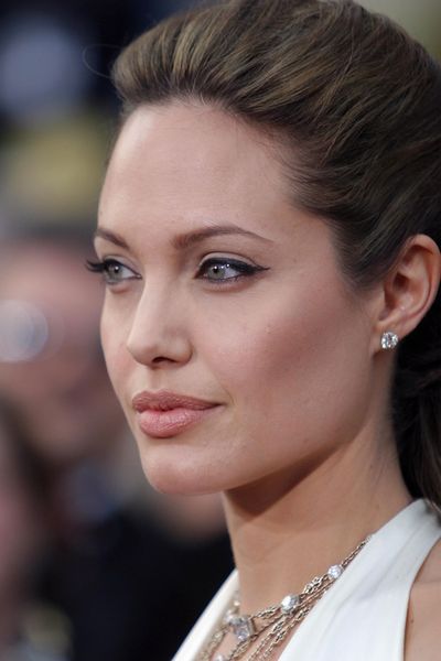 Lashes for days on Angelina Jolie in 2004.&nbsp;