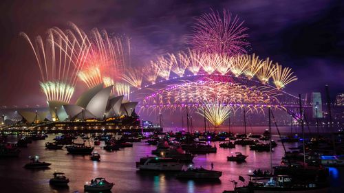 Sydney NYE 2024. Os fogos de artifício da meia-noite da véspera de Ano Novo no porto de Sydney, vistos da cadeira da Sra. Macquaries. 31 de dezembro de 2024. Foto: Wolter Peeters, The Sydney Morning Herald.