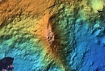 Submarine volcano Lō'ihi Seamount is situated southeast of which group of islands?