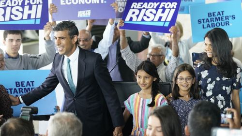 Rishi Sunak arrive avec ses filles Krishna, Anushka et sa femme Akshata Murthy.