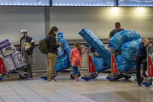 Des gens font la queue pour embarquer sur un vol outre-mer à l'aéroport OR Tambos de Johannesburg, en Afrique du Sud, le vendredi 26 novembre 2021. 