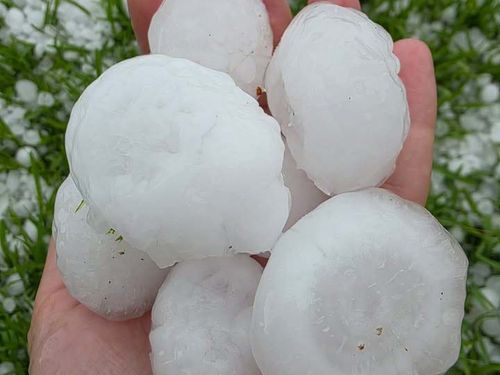 The Bom says 5cm hail was recorded at Penrith at 4pm.﻿