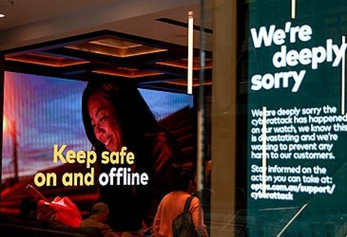 Optus shopfront with apology in window (Getty)