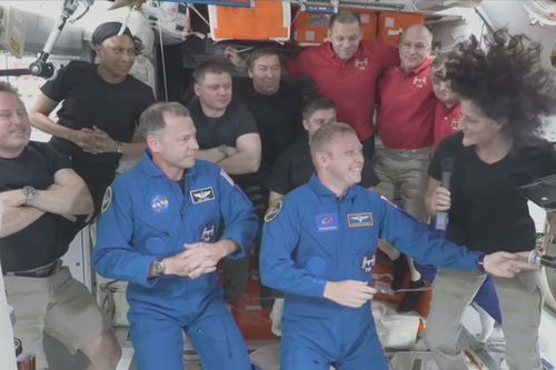 Gli astronauti dell'equipaggio 9 arrivano alla stazione spaziale dopo che SpaceX ha segnalato un'anomalia con il razzo